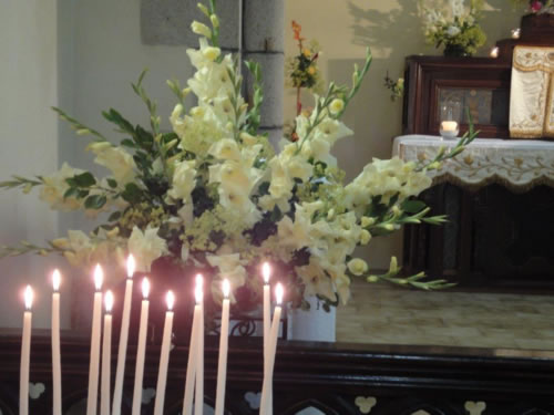 06-Cierges_et_fleurs