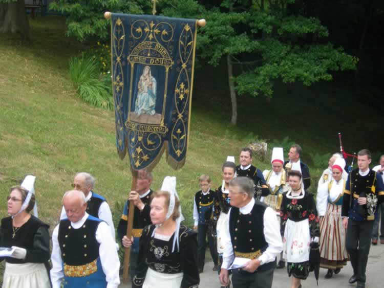 Procession avec bannière